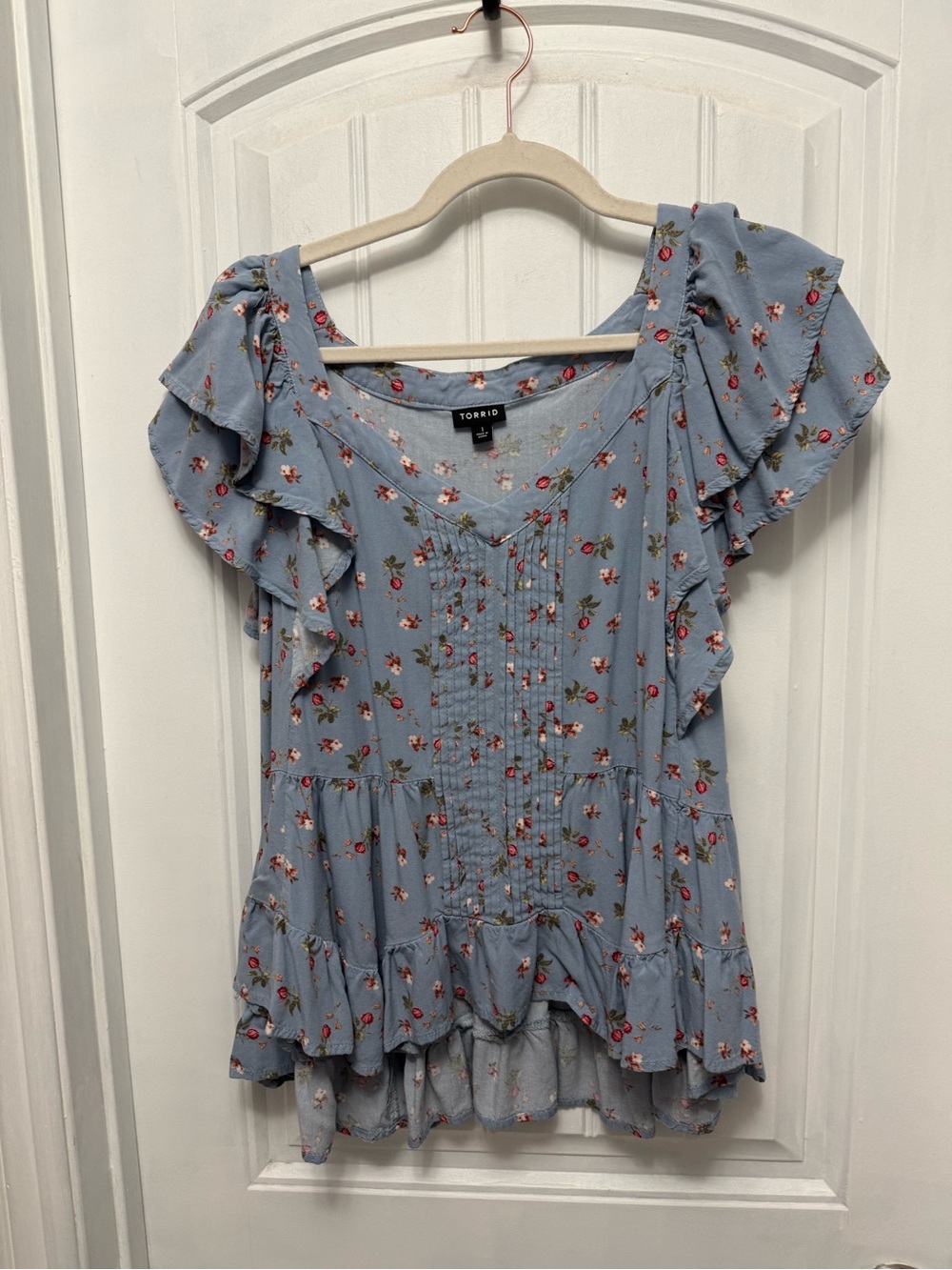 Torrid Challis Pintuck Blouse Size 1 Blue With Strawberries Ruffle Sleeves (54-2